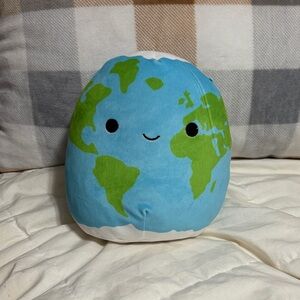 8” Squishmallow Earth/Globe (Five below US exclusive)